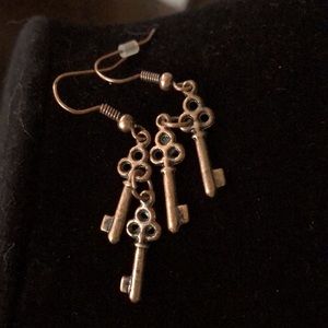 🗝️🗝️Coppery color dangling 2 victorian style keys earrings in antiqued setting